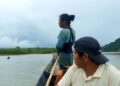 Indígenas mosetenes navegan sobre el río La Paz, en el municipio de Palos Blancos de la TCO Mosetén.