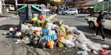 La basura acumulada en la plaza Quiroga, en el Macrodistrito Max Paredes.