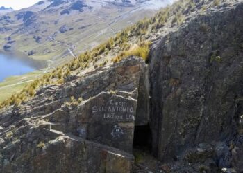 La imagen muestra una de las numerosas bocaminas abiertas por las cooperativas mineras para extraer minerales usando mercurio de forma indiscriminada,