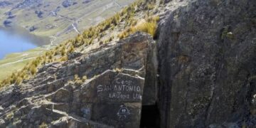 La imagen muestra una de las numerosas bocaminas abiertas por las cooperativas mineras para extraer minerales usando mercurio de forma indiscriminada,