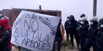 Vecinos que acompañaron el operativo rechazaron la tala de árboles (Foto ANA)