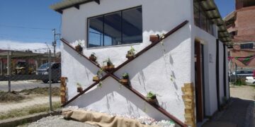 Inauguran en Achocalla aula construida con ecoladrillos