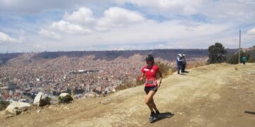 Sky warmis: entre montañas, bosques y cielo azul