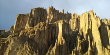Club de Montañismo y la carrera de Turismo presentan guía del excursionista