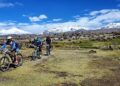 Pedaleando bajo montañas y nevados hacia el Parque Nacional más antiguo de Bolivia