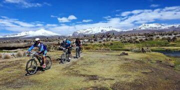 Pedaleando bajo montañas y nevados hacia el Parque Nacional más antiguo de Bolivia