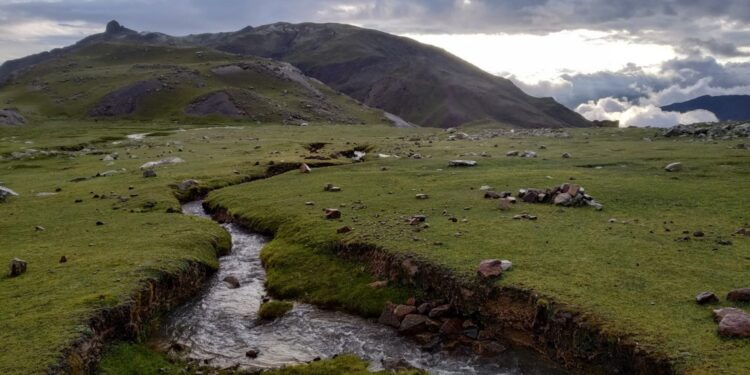 Contaminan aguas subterráneas que alimentan humedales, lagos y ríos