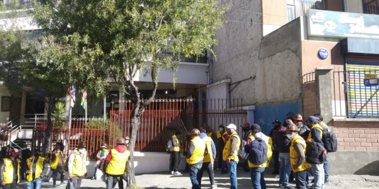 Mineros cooperativistas se plantan ante oficinas del Sernap en demanda de certificados