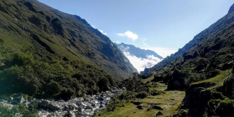 Ruta del Takesi: desde altas montañas hasta laderas frondosas y ríos espumosos