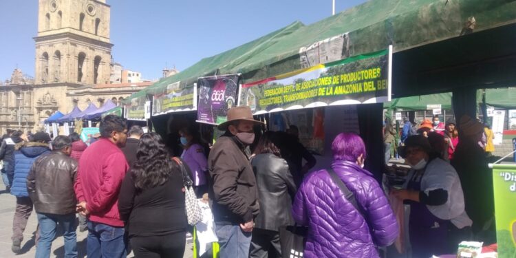 Presentan feria de productos amazónicos en el centro paceño