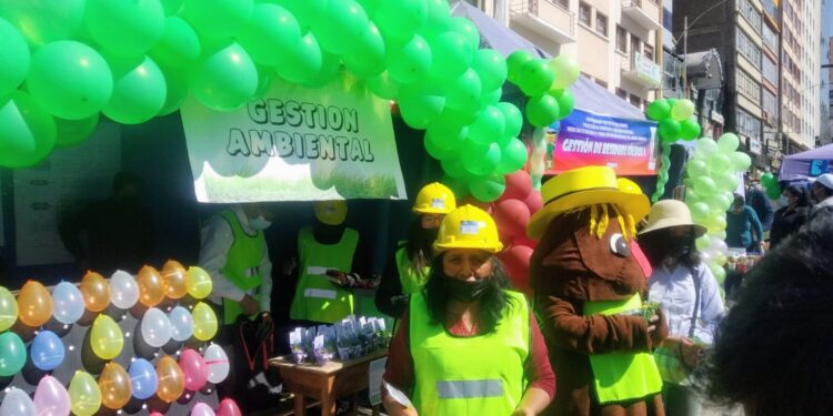Carrera de Derecho analiza problemáticas ambientales en feria ecológica