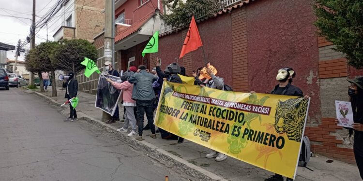 Rebelión o extinción protesta ante el Sernap por los ecocidios en Bolivia