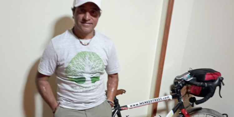 Mohammad Tajeran: pedaleando por el mundo en nombre de los árboles