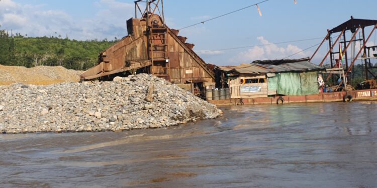 Cedla: el MAS promovió normas a favor del sector aurífero y la expansión minera en la Amazonía