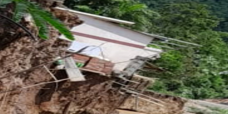 Trapicheponte: se derrumban las casas sobre el río