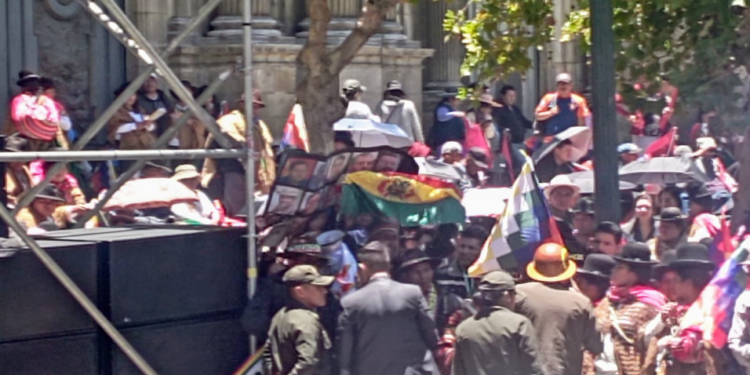 Ambientalistas increpan a presidente Arce en plena plaza Murillo