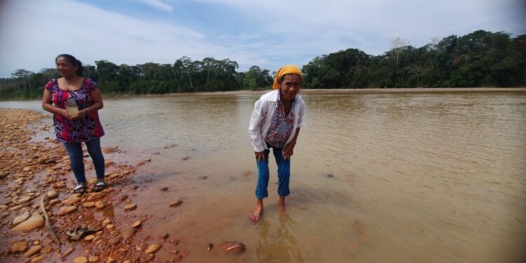 Mujeres uchupiamonas a las orillas del río Tuichi, envenenado por mercurio. Foto: Jimena Mercado