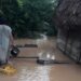 Mujer indígena se desplaza entre el agua en medio de la inundación. Foto: CEJIS