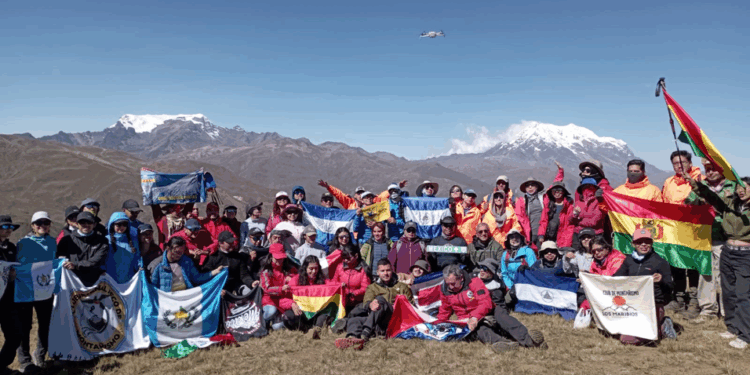 Nevados, obeliscos y rituales andinos iniciaron el XVI encuentro internacional de montañistas en Bolivia