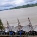 Balsas auríferas en orillas del río Madre de Dios