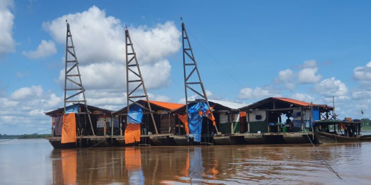 Balsas auríferas en el río Madre de Dios. Foto: Jimena Mercado