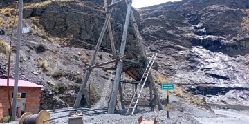 Instalaciones mineras a metros de la represa de Incachaca que alimenta de agua a La Paz