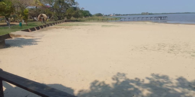 Defensores y autoridades impulsan ley para declarar como Área Protegida Municipal la Laguna Suárez