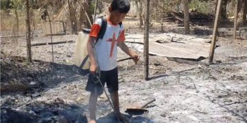 Niño apagando cenizas encendidas, tras incendio forestal en comunidad amazónica. Foto: Jimena Mercado