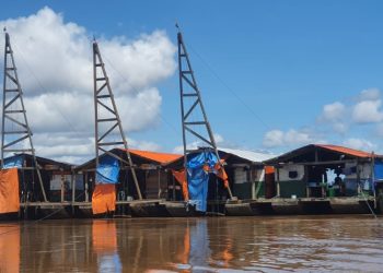 Minería aurífera en el río Madre de Dios
