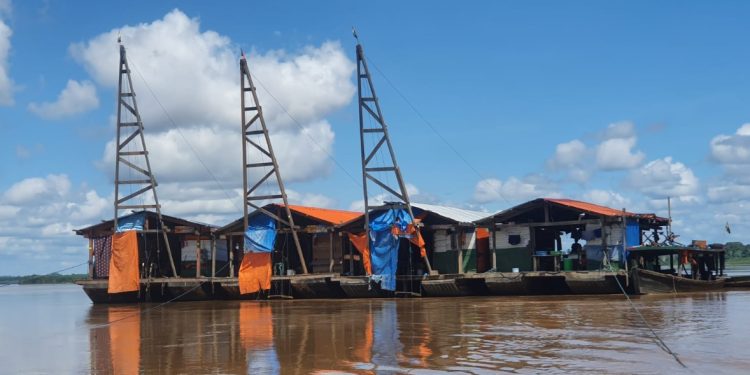 Minería aurífera en el río Madre de Dios