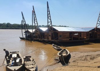 Barcazas mineras a orillas del río Madre de Dios en Riberalta. Foto: J. Mercado/ANA