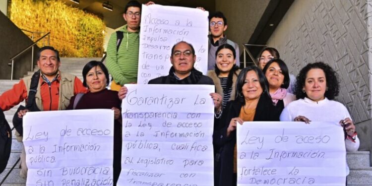 Representantes del gremio periodístico y la sociedad civil a las afueras de la ALP.