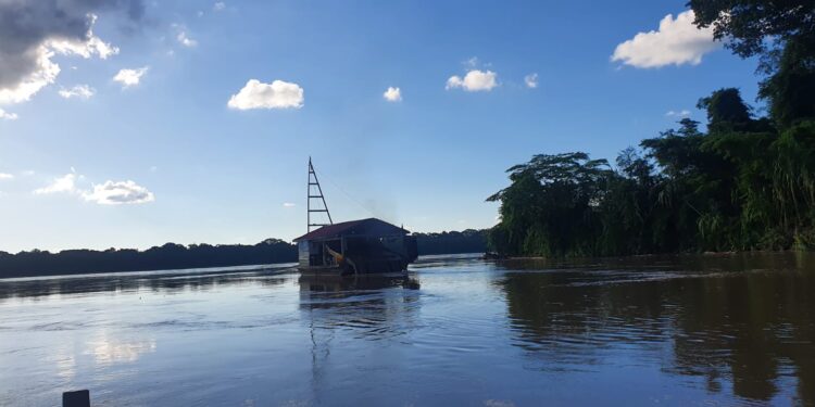 Balsas mineras en el rio Madre de Dios