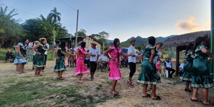 Pueblo Tacana bailando una danza típica. Foto. J. Mercado