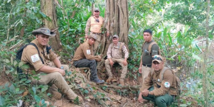 Guardaparques bolivianos durante una jornada de trabajo en un área protegida. Su labor comprende la vigilancia y protección de 23 áreas protegidas de carácter nacional, que abarcan cerca del 15,5% del territorio boliviano, frente a amenazas como incendios, minería y tala ilegal, tráfico de fauna y avasallamientos. Foto: Facebook/Marcos Uzquiano.
