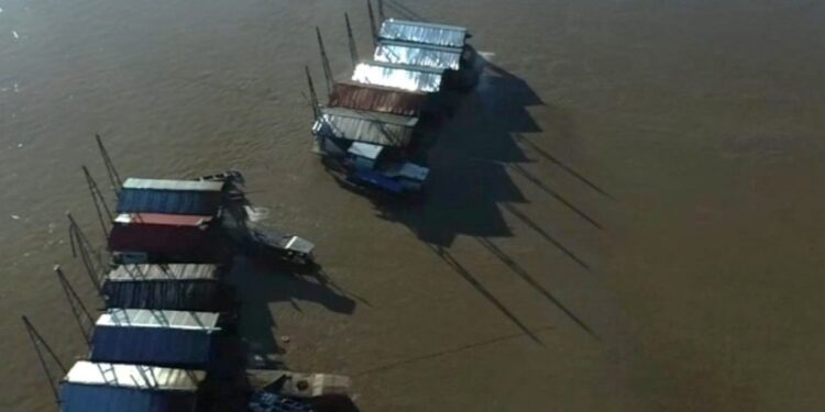 Minería aurífera en el río Madre de Dios