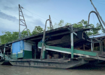 Indígenas inician desalojo de barcazas mineras del río Madre de Dios