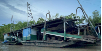 Indígenas inician desalojo de barcazas mineras del río Madre de Dios