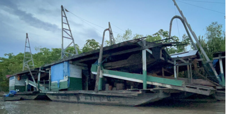 Indígenas inician desalojo de barcazas mineras del río Madre de Dios
