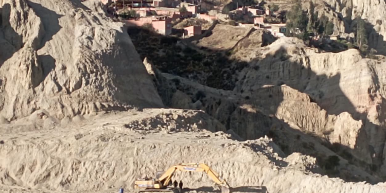 Vecinos y ciudadanos protestan ante avasallamiento de loteadores en el área protegida municipal Bosque de Bolognia