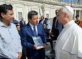 De izquierda a derecha: Óscar Campanini, director del CEDIB (Bolivia); el profesor Jesús Olivero-Verbel, del IICCDS de la Universidad de Cartagena, con un ejemplar del Llamamiento en sus manos; y el Papa León XIV El Papa recibe la voz de preocupación sobre el mercurio