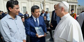 De izquierda a derecha: Óscar Campanini, director del CEDIB (Bolivia); el profesor Jesús Olivero-Verbel, del IICCDS de la Universidad de Cartagena, con un ejemplar del Llamamiento en sus manos; y el Papa León XIV El Papa recibe la voz de preocupación sobre el mercurio