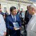 De izquierda a derecha: Óscar Campanini, director del CEDIB (Bolivia); el profesor Jesús Olivero-Verbel, del IICCDS de la Universidad de Cartagena, con un ejemplar del Llamamiento en sus manos; y el Papa León XIV El Papa recibe la voz de preocupación sobre el mercurio